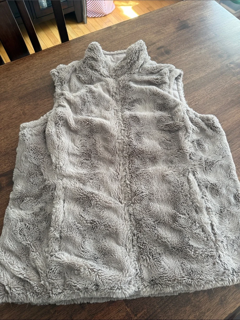 Reversible vest puffer / faux fur